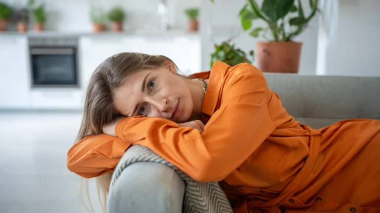 Ženy ze sendvičové generace pečují o svou rodinu i stárnoucí rodiče. Společnost je přitom často přehlíží